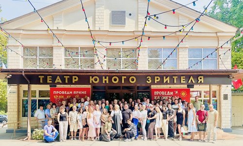 Севастопольский ТЮЗ открыл 40-й юбилейный сезон общим сбором коллектива
