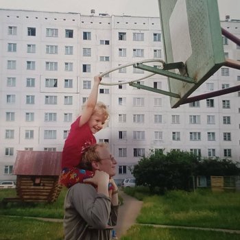 ОНЛАЙН-ВЫСТАВКА «ОТЦЫ И ДЕТИ». Алиса Машпанина: «Просто позвонить папе, и все плохое исчезнет».