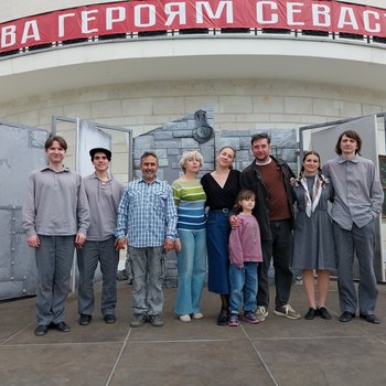 СевТЮЗ показал спектакль «Вкус медной проволоки» на Сапун-горе