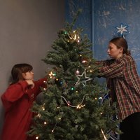 Молодёжь и традиции: в СевТЮЗе идет работа над новогодним оформлением