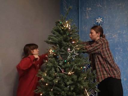 Молодёжь и традиции: в СевТЮЗе идет работа над новогодним оформлением