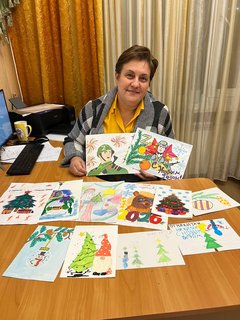 Дарим тепло: в СевТЮЗе собирают новогодние открытки для бойцов СВО