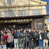 Студенты севастопольских колледжей открыли для себя мир «Человека-амфибии» на сцене СевТЮЗа