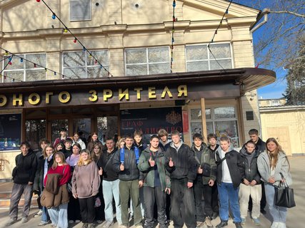 Студенты севастопольских колледжей открыли для себя мир «Человека-амфибии» на сцене СевТЮЗа