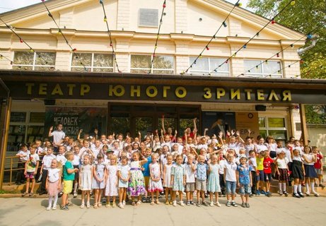 «Бал первоклашек» прошёл в Севастопольском театре юного зрителя