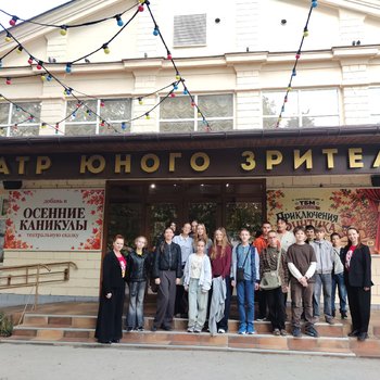 Старт каникул спасен: школьники побывали за кулисами СевТЮЗа в день масштабного отключения света