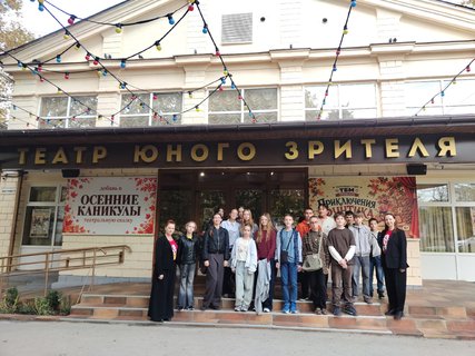 Старт каникул спасен: школьники побывали за кулисами СевТЮЗа в день масштабного отключения света