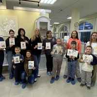 Артисты СевТЮЗа вместе со зрителями нарисовали открытки для бойцов СВО