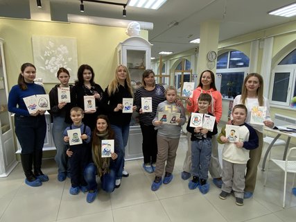 Артисты СевТЮЗа вместе со зрителями нарисовали открытки для бойцов СВО