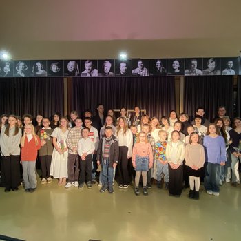 «Севастопольские окна» распахнулись для юных зрителей: поэзия Асадова объединила поколения в СевТЮЗе