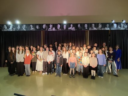 «Севастопольские окна» распахнулись для юных зрителей: поэзия Асадова объединила поколения в СевТЮЗе