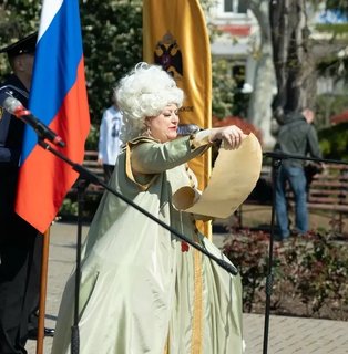 Императрица сошла с пьедестала: артисты СевТЮЗа воссоздали эпоху Екатерины II в День подписания манифеста 1783 года