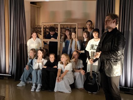 «Кто умеет в буднях быть счастливым…»: в СевТЮЗе прошел вечер поэзии Эдуарда Асадова