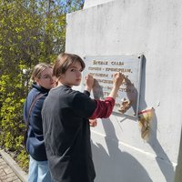 В Севастополе коллективы СевТЮЗа и РИБС привели в порядок Братское кладбище героев-приморцев